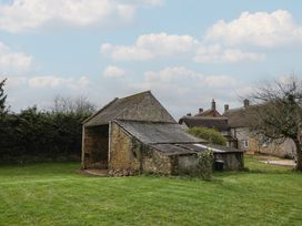 A shed in a garden at Manor Cottage in Kingstone near Ilminster