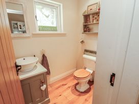 A bathroom with a sink and toilet at Thimble Hill near Armathwaite