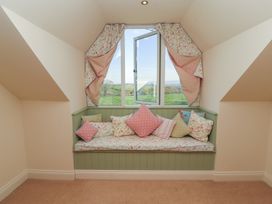 A snug with a window and a cushioned bench at Thimble Hill near Armathwaite
