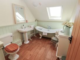 A bathroom with a bathtub and sink at Thimble Hill near Armathwaite