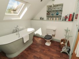 A bathroom with a bathtub and toilet at Thimble Hill near Armathwaite