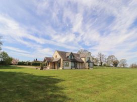 A house with a grassy lawn at Thimble Hill near Armathwaite