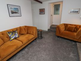 A living room with two sofas and a side table at 1 Sunnybrae in Alnwick