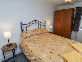 A bedroom with a bed and wardrobe at 1 Sunnybrae Alnwick