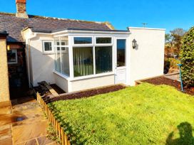 A garden area with a building and windows at 1 Sunny Brae Embleton
