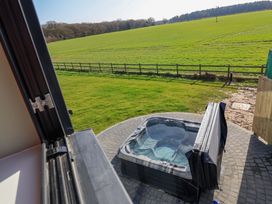 A jacuzzi in a garden area at The Corn Silo in Ipswich