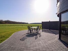 A patio with a table and chairs at The Barley Silo in Ipswich