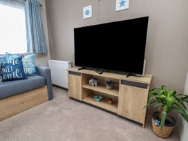 A living room with a television and couch at No. 7 Ivy in Scarborough