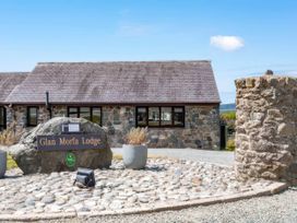 An entrance to Glan Morfa Lodge with landscaping at Glan Morfa Lodge in Llangaffo