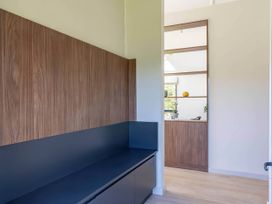 An entryway with a bench and shelves at Rye Lodge in Wombleton