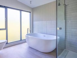A bathroom featuring a bathtub, toilet, and shower at Rye Lodge in Wombleton