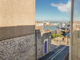 A view of a harbor with boats and houses at Seahorse Cottage in Weymouth