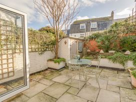 A garden with a table and chairs at Seahorse Cottage Weymouth