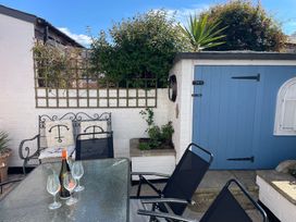 A garden with table and chairs at Seahorse Cottage in Weymouth