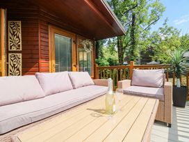 An outdoor seating area with a couch and coffee table at Terabitha Lodge in Troutbeck