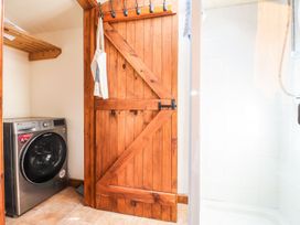 A laundry room with a washing machine and a shower at Ty Felin in Newport