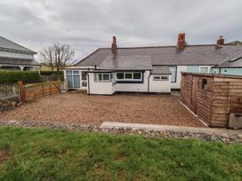 A house with a gravel garden and a shed at Braeburn in Bamburgh
