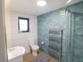 A bathroom with a toilet and washbasin at Duck Cottage