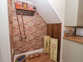A corner with a shelf and dog bowls at Daffodil Cottage in York