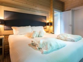 A bedroom with a bed and towels at Middleham in Leyburn