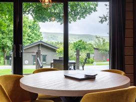 A dining room with a round table and chairs at Middleham (Pet) Leyburn