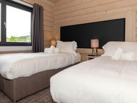 A bedroom with two beds and a lamp at Middleham (Pet) Leyburn