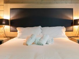 A bedroom with a bed and towels at Middleham (Pet) in Leyburn