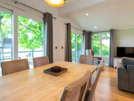 A dining room with a table and chairs at Bainbridge in Leyburn
