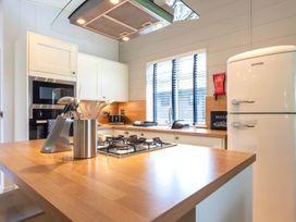 A kitchen with a gas stove and fridge at Bainbridge in Leyburn