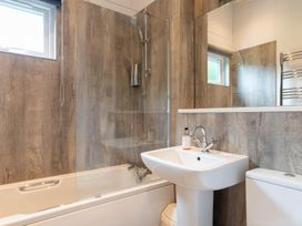 A bathroom with a bathtub, sink, and toilet at Bainbridge in Leyburn