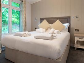 A bedroom with a bed and side table at Bainbridge in Leyburn