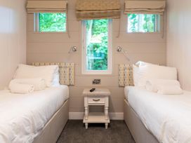 A bedroom with two beds and a bedside table at Bainbridge in Leyburn