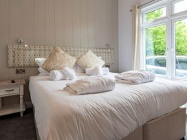 A bedroom with a bed and pillows at Bainbridge (Pet) Leyburn