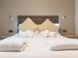 A bedroom with a bed and towels at Bainbridge (Pet) Leyburn