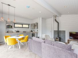 A living room with kitchen area at Leyburn (Pet) in Leyburn