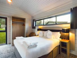 A bedroom with a bed and lamps at Leyburn (Pet) Leyburn