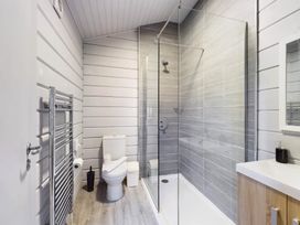 A bathroom with a shower and toilet at Leyburn (Pet) Leyburn