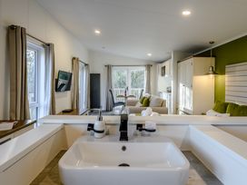 A living room with a sink and television at Somersby Spa (Pet) in Louth