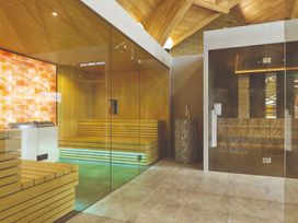 A spa with sauna and shower at Somersby Spa (Pet) Louth