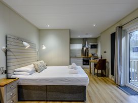 A studio with a bed and kitchen area at Tennyson Spa (Pet) Louth