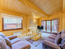 A living room with a sofa and coffee table at Maple Lodge in Louth