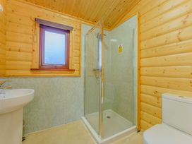 A bathroom with a sink, shower, and toilet at Maple Lodge in Louth
