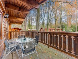 An outdoor area with a table and chairs at Maple Lodge in Louth