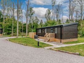 A cabin with a pathway at Anderby Spa (Pet) Louth
