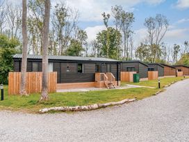 A row of lodges along a gravel drive at Anderby Spa (Pet) Louth
