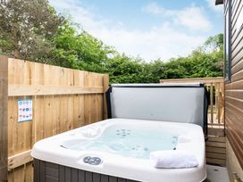 A hot tub in an outdoor area at Caistor Spa in Louth
