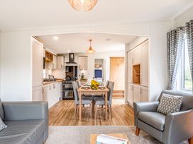 A living room with a dining area and kitchen at Caistor Spa in Louth