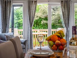 A dining room with a fruit bowl on the table at Caistor Spa in Louth