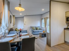 A dining area with a table and chairs in Horncastle Spa Plus in Louth