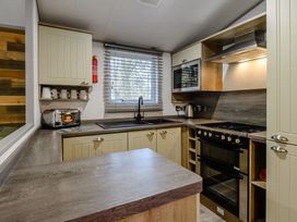 A kitchen with appliances and cabinets at Alford Spa (Pet) in Louth